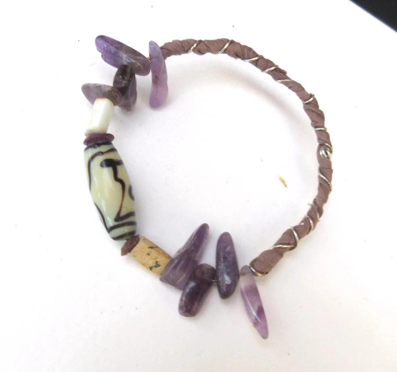 Bracelet semi rigide tribal bohème avec perle DZI et perles tubes améthyste